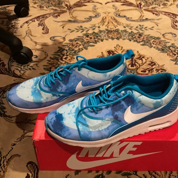 Gently used Nike sneakers - Picture 2 of 5